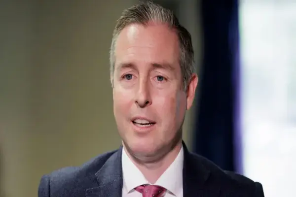 Bộ trưởng giáo dục Bắc Ireland bác tin dùng trí tuệ nhân tạo soạn bài phát biểu